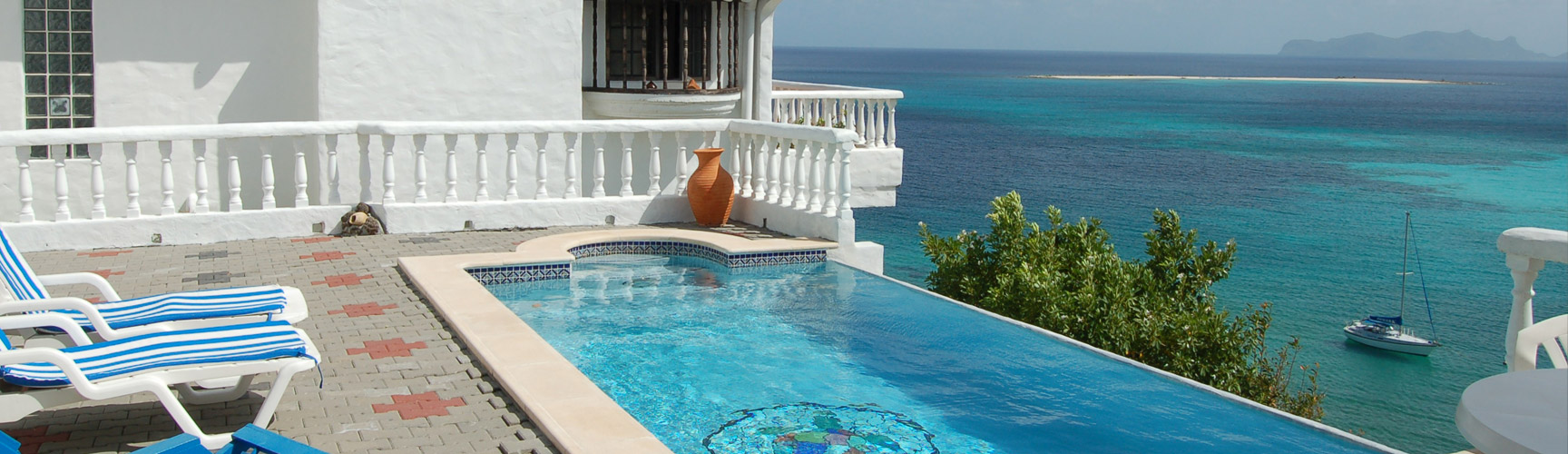 Private infinity pool with sun loungers overlooking White Island sandbar and the Southern Grenadines at Las Tortugas Villa, Carriacou